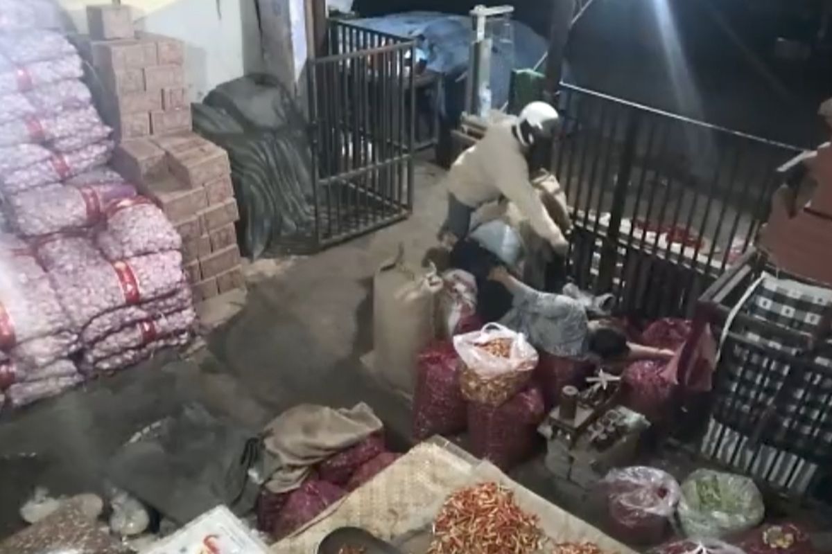 Tangkapan layar aksi pencurian di Pasar Anyar Buleleng, Provinsi Bali.