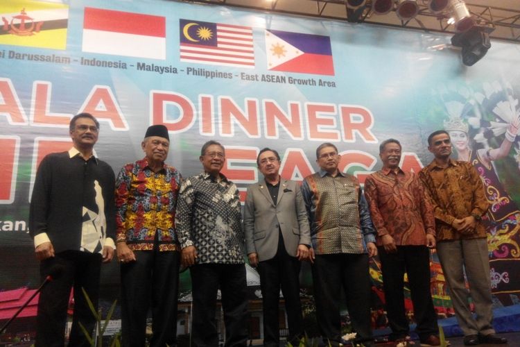 Menteri Koordinator Bidang Perekonomian Darmin Nasution dan Wakil Gubrrnur Kalimantan Utara Udin Hianggio pada acara Gala Dinner BIMP EAGA di Tarakan, Kalimantan Utara, Sabtu (2/12/2017).