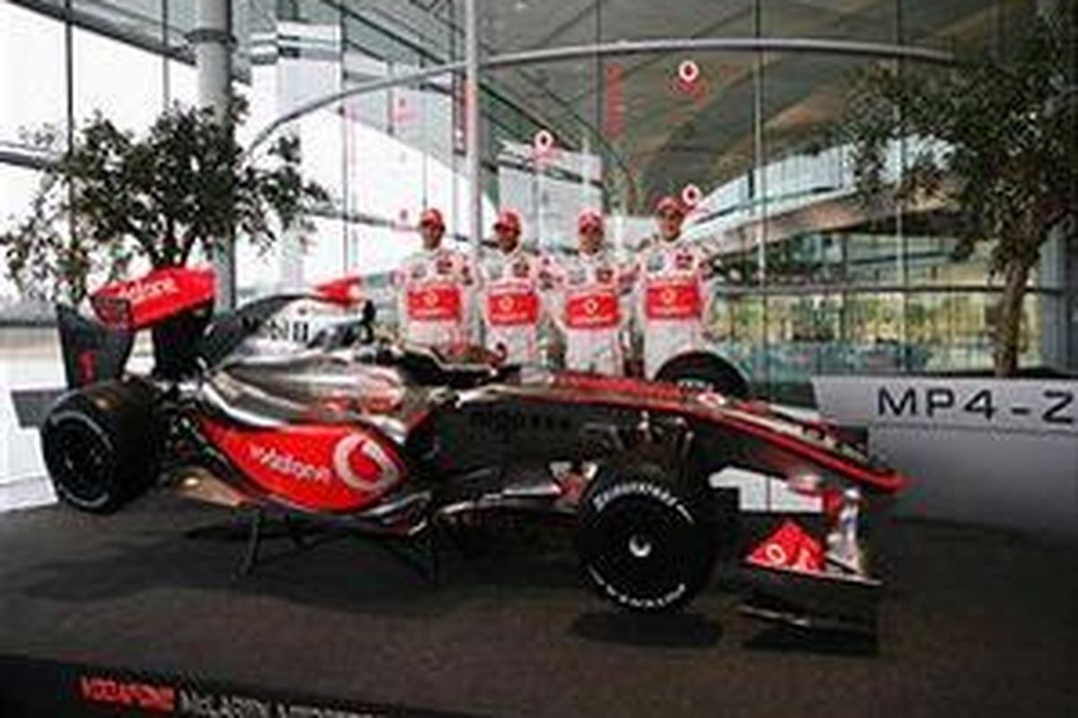 Para pembalap McLaren dan Test Driver berdiri di depan McLaren MP4-24