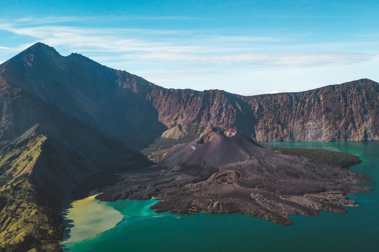Ilustrasi Gunung Rinjani dan Danau Segara Anak.