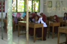 Setiap Masuk Sekolah, Siswa SD Ini Berdoa agar Atap Tak Ambruk