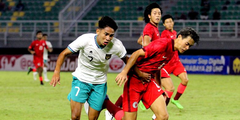 Pemain Timnas Indonesia Marselino Ferdinan berebut bola dengan pemain Hong Kong saat pertandingan Kualifikasi Piala Asia U20 2023 yang berakhir dengen skor 5-1 di Stadion Gelora Bung Tomo Surabaya, Jumat (16/9/2022) malam.