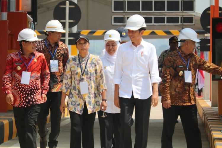 Presiden Joko Widodo didampingi sejumlah menteri dan Gubernur Jawa Timur Khofifah Indar Parawansa saat meresmikan Tol Pandaan-Malang di gerbang Singosari,Kabupaten Malang, Senin (13/5/2019) 