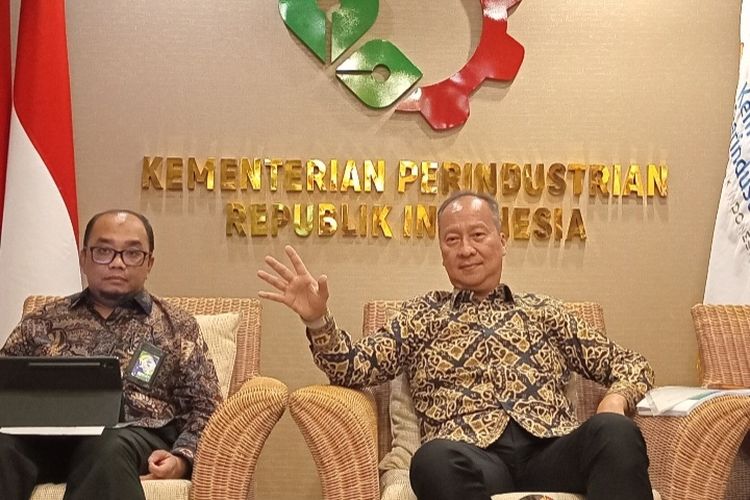 Menteri Perindustrian (Menperin) Agus Gumiwang Kartasasmitasaat jumpa pers di Jakarta, Senin (25/11/2024).