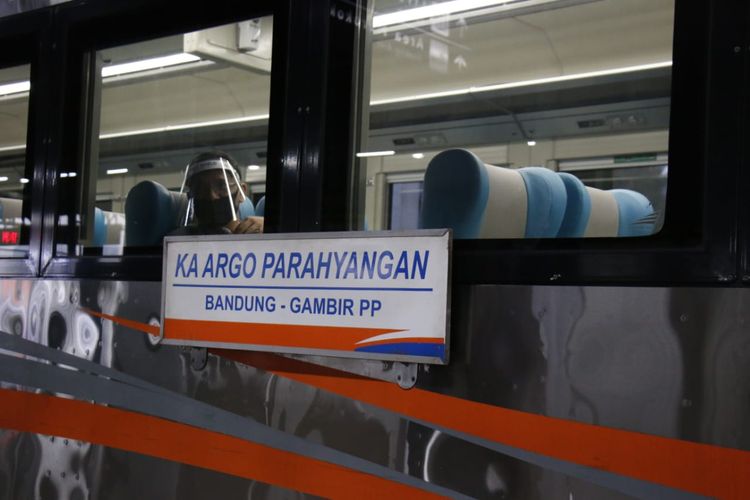 KA Argo Parahyangan jurusan Bandung-Gambir pp, berangkat dari Stasiun Gambir, Jakarta. PT KAI membagikan 7.000 tiket kereta api dengan harga khusus dalam menyambut HUT ke-77 Republik Indonesia. Pemesanan tiket Promo Merdeka dapat dilakukan mulai 7 Agustus sampai 17 Agustus 2022. 