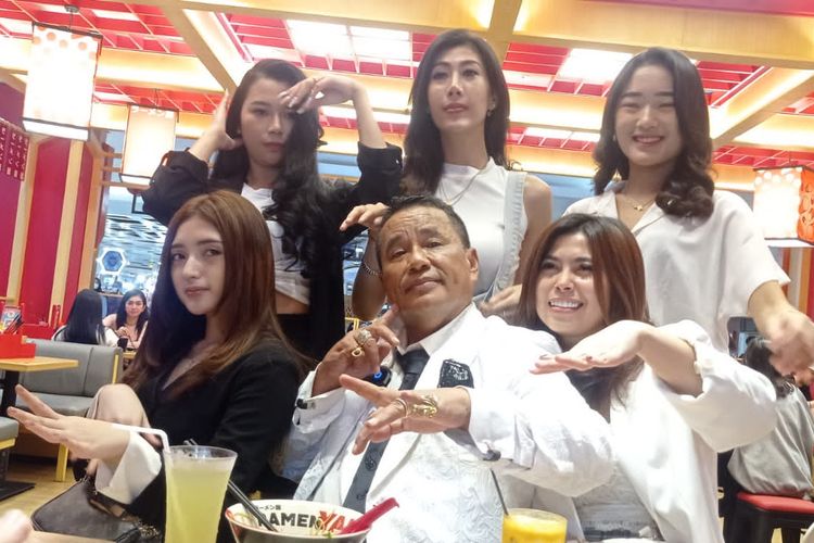 Hotman Paris (tengah) saat makan mie ramen bersama asisten pribadinya di sebuah outlet makanan di Tebet, Jakarta Selatan, Rabu (22/6/2022).