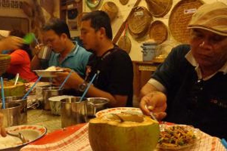 Makanan tradisional khas Belitung di Rumah Makan Belitong Timpo Duluk, Jalan Lettu Mat Daud, Kampung Parit, Kelurahan Parit, Tanjung Pandan, Kabupaten Belitung, Provinsi Bangka Belitung, Minggu (16/4/2015).