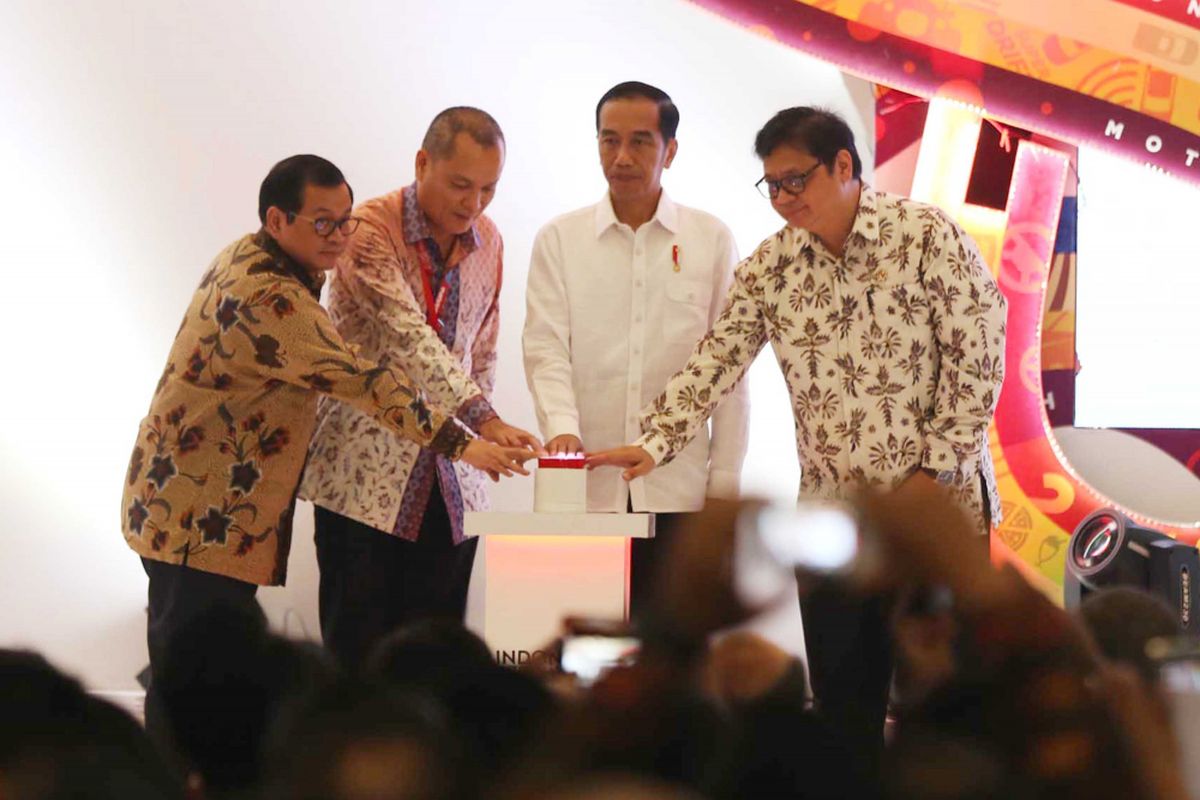 CEO Kompas Gramedia dan Komisaris Utama Dyandra Promosindo Lilik Oetama (kedua dari kiri), Presiden Republik Indonesia Joko Widodo (ketiga dari kiri), dan Menteri Perindustrian Airlangga Hartanto (pertama dari kanan) saat meresmikan pembukaan pameran otomotif Indonesia International Motor Show (IIMS) 2018 di JI Expo Kemayoran, Jakarta, Kamis (19/4/2018). Pemeran yang akan berlangsung hingga 29 April 2018 itu diikuti pelaku industri otomotif Tanah Air dengan menampilkan produk unggulan.