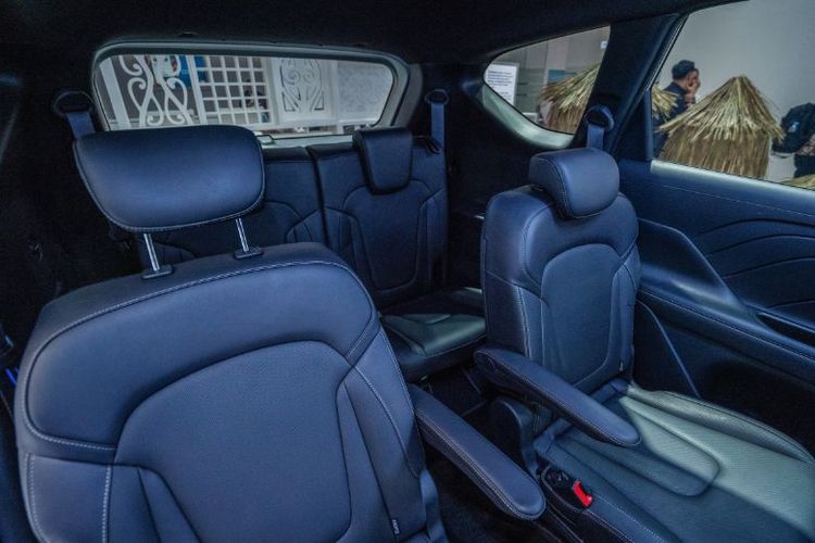 Opsi captain seat dengan armrest turut menghadirkan posisi duduk yang lebih ergonomis dan nyaman, sementara ruang kaki yang lega berkat wheelbase 2.780 mm memberikan keleluasaan bergerak selama mobilitas berlangsung. 