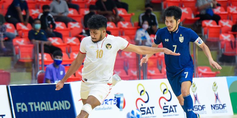 Evan Soumilena (kiri) vs Kritsada Wongkaeo (kanan) dalam babak penyisihan Grup A Piala AFF Futsal 2022, Indonesia vs Thailand.
