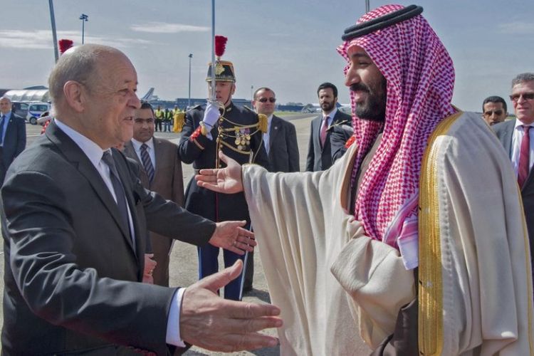 Menteri Luar Negeri Perancis Jean-Yves Le Drian (kiri) menyambut putra mahkota Arab Saudi Pangeran Mohammed bin Salman (kanan) di bandara Paris - Le Bourget, sebelah utara Paris, MInggu (8/4/2018).  (Istana Kerajaan Saudi/AFP)