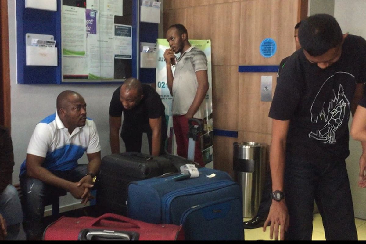 Para WNA yang ditangkap di Apartemen Green Pramuka City, Jumat (19/7/2019).