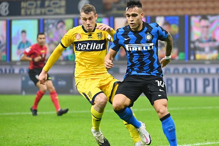 Lautaro Martinez (kanan) dibayangi oleh Riccardo Gagliolo (kiri) pada laga lanjutan pekan keenam Liga Italia antara Inter Milan dan Parma di Stadion Giuseppe Meazza, Sabtu (31/10/2020) atau Minggu dini hari WIB. 