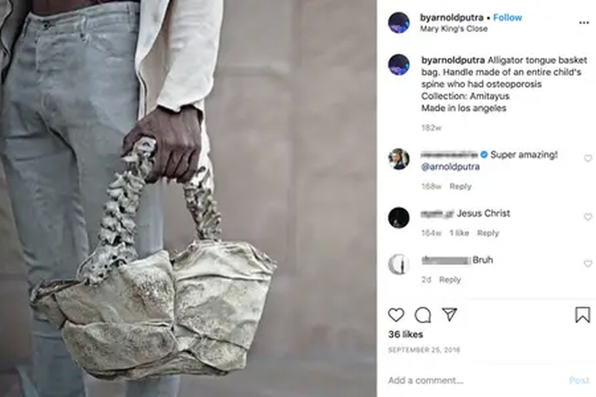 Sebuah unggahan lama di akun Instagram Arnold Putra yang mempromosikan sebuah kreasi tas dengan menggunakan material kulit lidah buaya dan bagian tulang belakang manusia.  