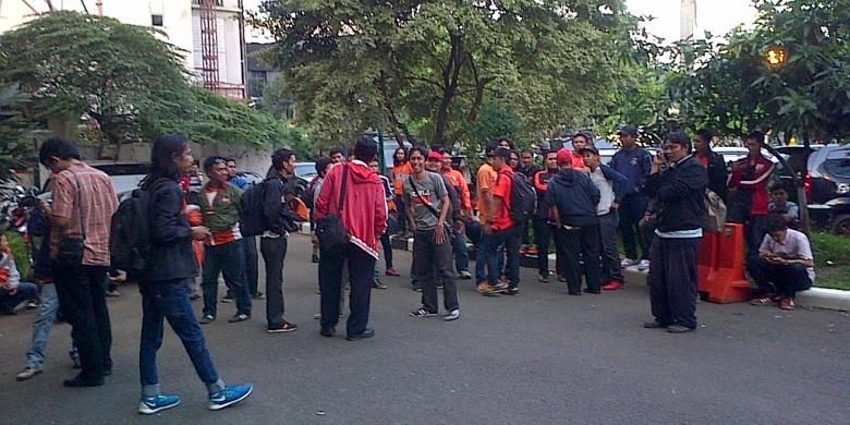 Suporter Jakmania di Mapolda Metro Jaya, Kamis (7/8/2014) petang