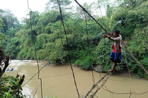 Bertaruh Nyawa pada Seutas Tali di Jembatan Gantung Rusak di Cianjur...