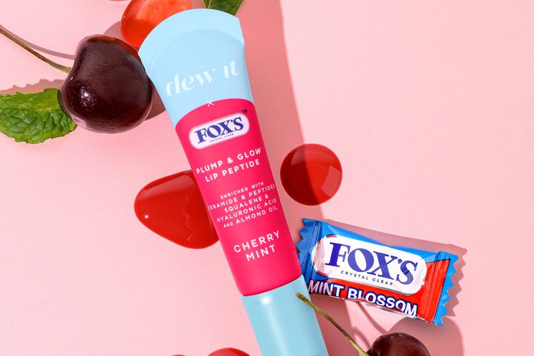 Merek kecantikan dan perawatan kulit Dew It berkolaborasi dengan permen FOX'S menghadirkan inovasi terbaru, yakni Dew It X FOX'S Plump and Glow Lip Peptide.