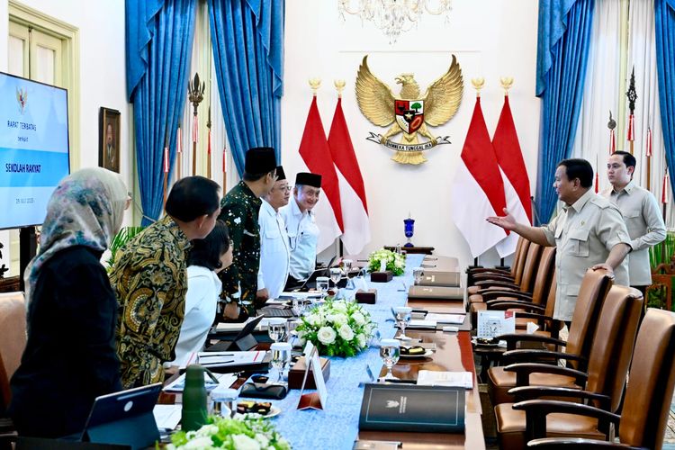 Menteri PANRB Rini Widyantini menyampaikan laporan kepada Presiden Prabowo Subianto terkait perkembangan penataan kelembagaan dan pemenuhan guru untuk Sekolah Rakyat, di Istana Negara, Jakarta, Selasa (29/7/2025).
