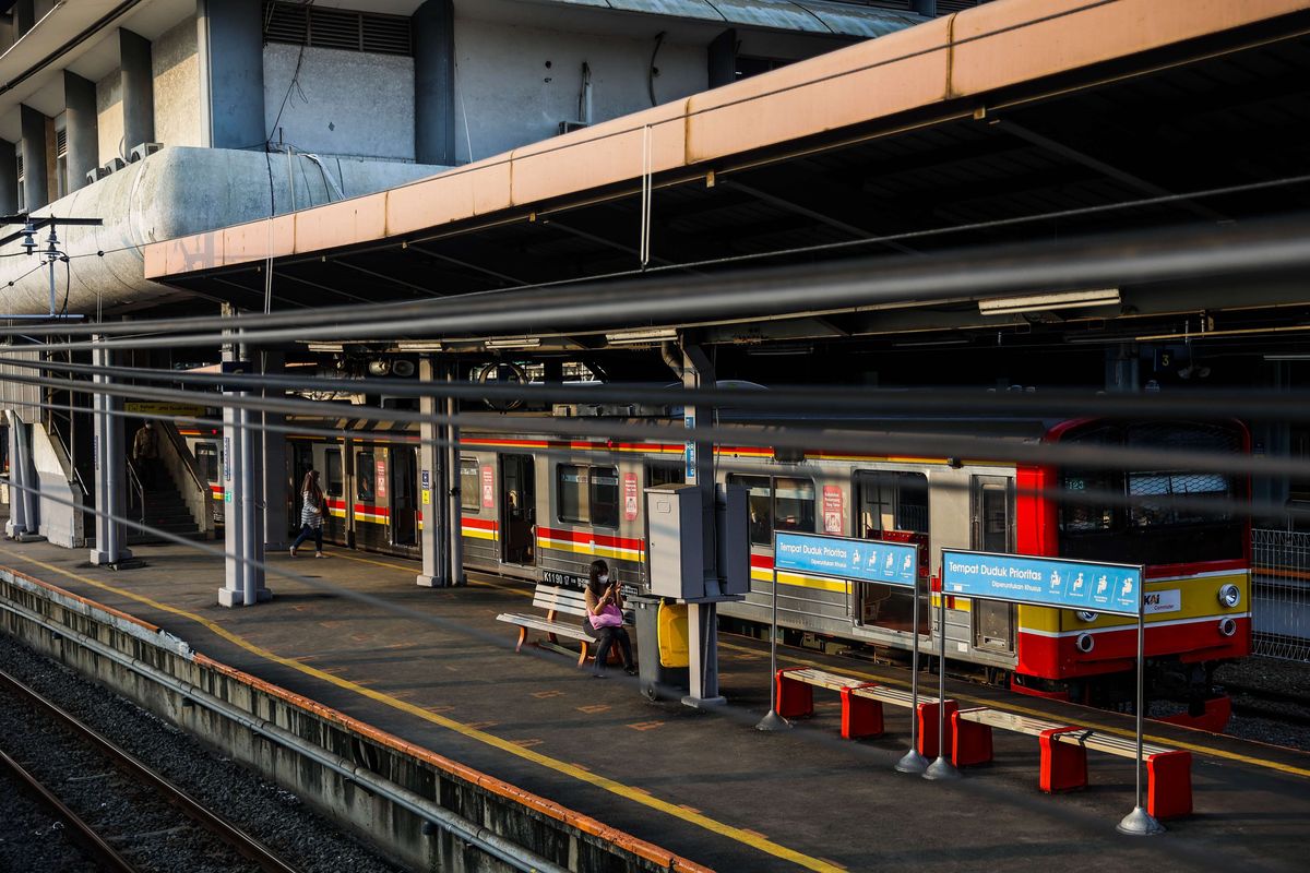 Suasana Stasiun Tanah Abang pasca rekayasa perjalanan KRL di Tanah Abang, Jakarta Pusat, Jumat (7/5/2021). Untuk antisipasi potensi penyebaran COVID-19 akibat kepadatan aktivitas di kawasan Pasar Tanah Abang, PT Kereta Commuter Indonesia (KCI) melakukan rekayasa perjalanan untuk kereta rel listrik (KRL) tidak akan berangkat dan berhenti di Stasiun Tanah Abang pada pukul 15.00-19.00 WIB.