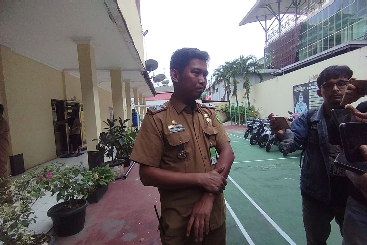 Lurah Perintis, Kecamatan Medan Timur, Kota Medan, Muhammad Fasli, menunjukkan tangannya yang luka saat berada di Polsek Medan Timur, Senin (13/10/2025) sore.