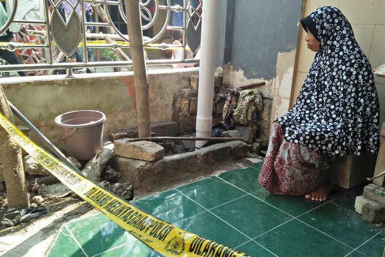 Nanik di teras depan rumah orang tuanya, yang sempat mengeluarkan semburan gas bercampur lumpur dan air.