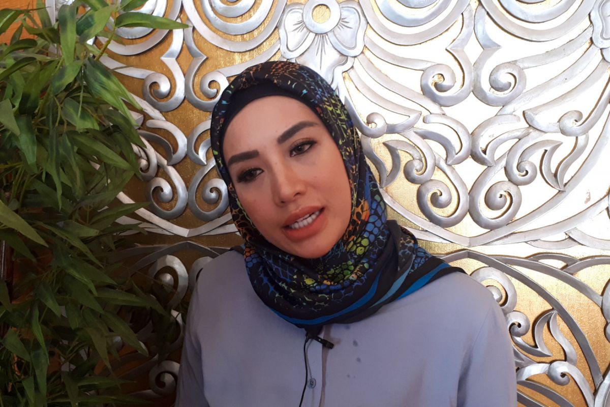 Model yang juga pemain film Shinta Bachir saat ditemui di kawasan Mega Kuningan, Jakarta Selatan, Minggu (23/9/2018).