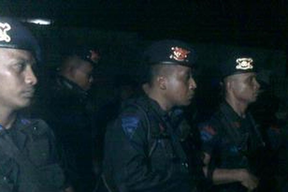 Aparat Brimob Polda Papua, Jumat (3/12) sore, berjaga di LP Abepura yang ricuh. Peristiwa ini dipicu kematian Wiron Wetipo, napi yang melarikan diri Jumat siang namun nahas tertembak  mati aparat yang sedang menggerebek markas OPM di Tanah Hitam, Abepura. 