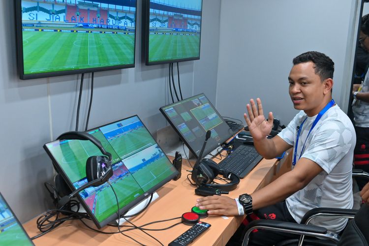 Suasana ruang operator video assistant referee (VAR) yang menggunakan VAR Mobile di laga Championship Series Liga 1 2023-2024 