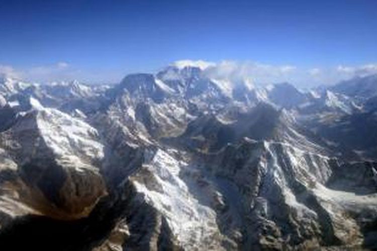 Pegunungan Himalaya dengan Gunung Everest (tengah) di ketinggian 8.850 meter difoto dari pesawat, pada ulang tahun ke-80 dari penerbangan berawak pertama di atas Gunung Everest, gunung tertinggi di dunia, 3 April 2013.