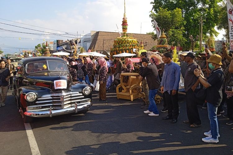 Caption: Mobil hitam merk chevrolet fleetmaster 1946 yang dikendarai Bupati Nganjuk, Marhaen Djumadi, dalam prosesi peringatan boyong pemerintahan, Selasa (6/6/2023) sore