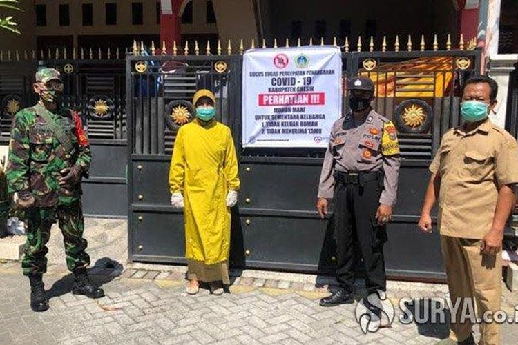 Forkopimcam Manyar, Gresik, saat meninjau rumah FD yang dipasangi spanduk agar melakukan karantina mandiri di rumah, Selasa (14/7/2020). 
