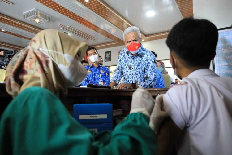 Gubernur Jawa Tengah Ganjar Pranowo meninjau vaksinasi booster di SMKN 2 Purwokerto, Kabupaten Banyumas, Senin (18/7/2022).