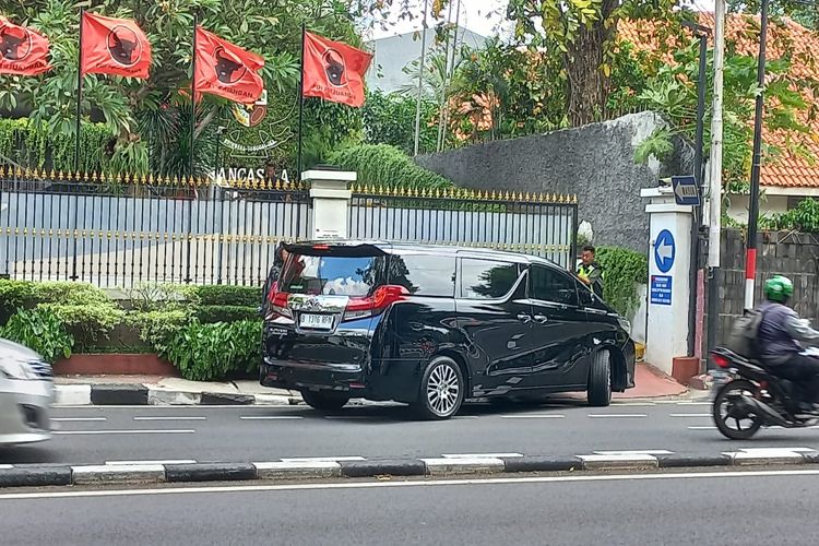 Mobil Alphard hitam bernomor polisi B 1316 RFN yang membawa politisi PDI-P Effendi Simbolon tiba di kantor DPP PDI-P Jalan Diponegoro, Menteng, Jakarta Pusat, Senin (10/7/2023) pukul 12.53 WIB.
