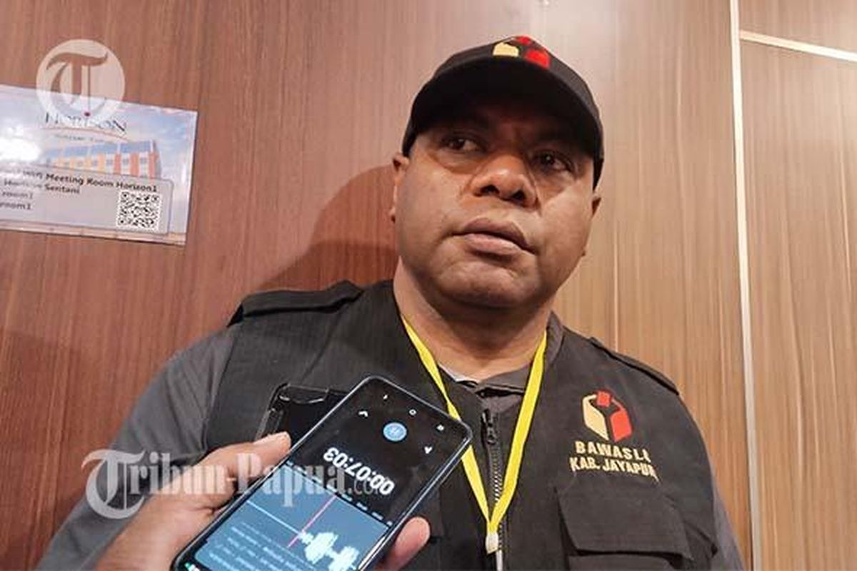 PILKADA PAPUA - Ketua Bawaslu Kabupaten Jayapura Zacharias Rumbewas dalam wawancara Tribun-Papua.com. Zacharias dikabarkan hilang kontak di tengah PSU Pilkada Gubernur Papua. 