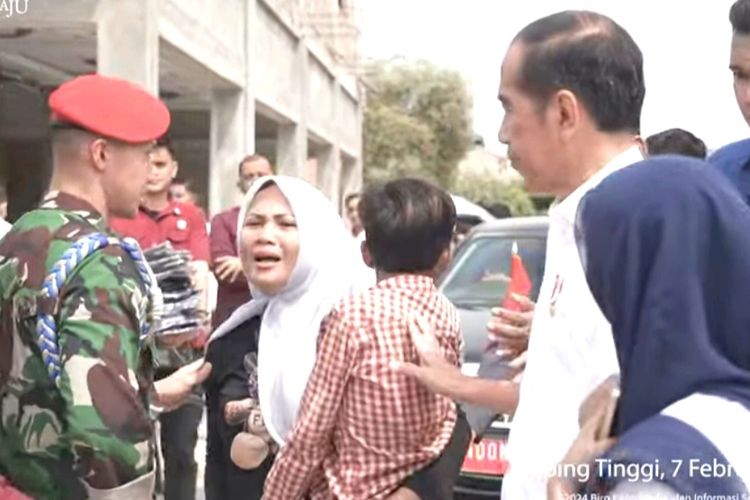 Presiden Joko Widodo saat menyapa Imelda dan Lutfi ketika berkunjung ke Tebing Tinggi pada 7 Febuari 2024.