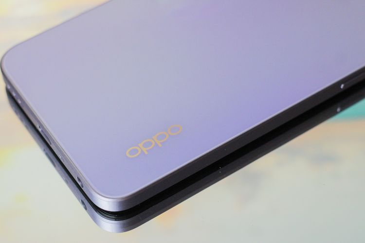 Selain cangkang, logo Oppo yang tertulis di punggung Oppo A78 5G juga dapat memunculkan gradasi warna lain ketika terkena pantulan sinar atau cahaya