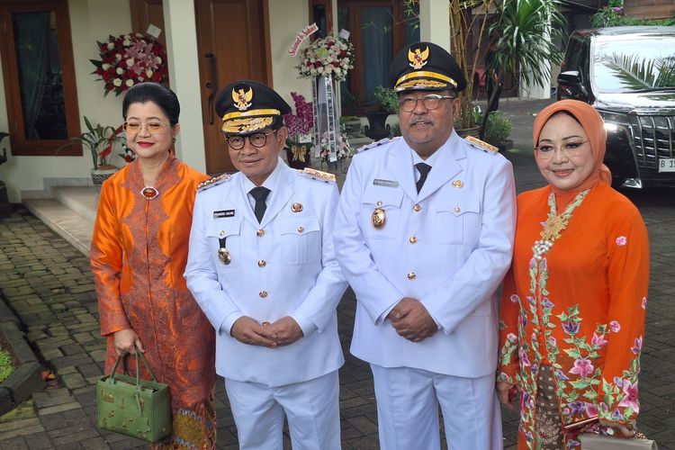 Pramono Anung dan Rano Karno sudah mengenakan seragam dinas sebelum mendatangi Monumen Nasional dan Balaikota untuk pelantikan, Kamis (20/2/2025).