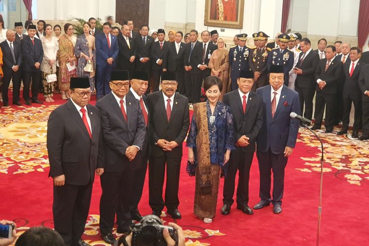 Anggota Wantimpres dilantik Presiden Joko Widodo di Istana Negara, Jakarta, Jumat (13/12/2019).