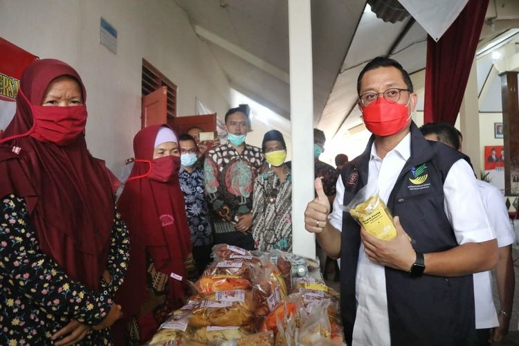 Menteri Sosial, Juliar P Batubara mengapresiasi produk UMKM saat berkunjung ke Kabupaten Purbalingga, Jawa Tengah, Jumat (20/11/2020).