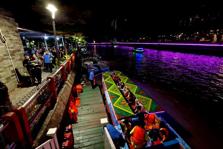 Suasana dermaga wisata perahu Kalimas menjadi salah satu destinasi wisataan untuk mengisi liburan saat berada di Surabaya, Jawa Timur.
