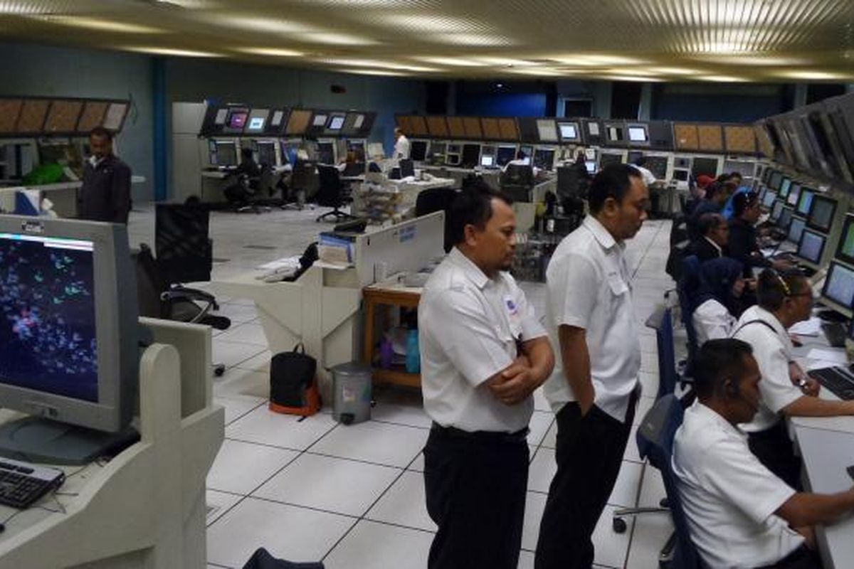 Suasana di dalam Operation Room Jakarta Air Traffic Service Center (JATSC) Airnav Indonesia di Bandara Soekarno-Hatta, Selasa (5/7/2016). Pekerja di ruangan ini tetap bekerja saat Lebaran.