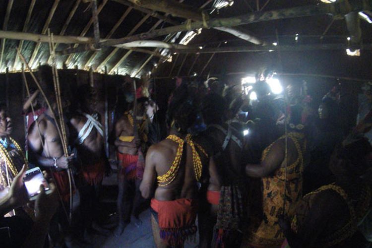 Suku Arfak berada di rumah tradisional, Rumah Kaki Seribu di Distrik Menyambouw, Kabupaten Pegunungan Arfak, Papua Barat, Kamis (16/8/2018). Sebelumnya, Suku Arfak melakukan Tarian Tumbuk Tanah menyambut kedatangan tim Ekspedisi Bumi Cenderawasih Mapala UI.