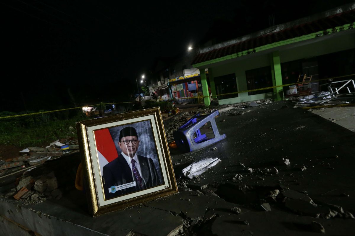Lokasi tembok bangunan yang roboh di Madrasah Tsanawiyah (MTs) Negeri 19, Jalan Pinang Kalijati, Pondok Labu, Cilandak, Jakarta Selatan, Jumat (7/10/2022). Akibat peristiwa ini 3 orang siswa meninggal dunia dan 1 orang luka-luka.