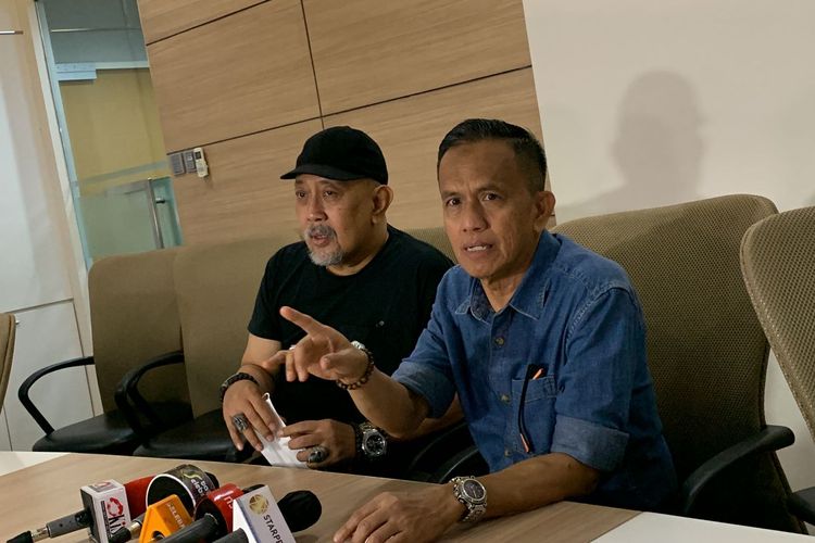Indro Warkop dan Didin Bagito saat ditemui di Rumah Sakit Mitra Keluarga Kelapa Gading, Jakarta Utara, Senin (23/5/2022). Keduanya menjenguk Miing Bagito yang baru saja menjalani operasi by pass jantung.