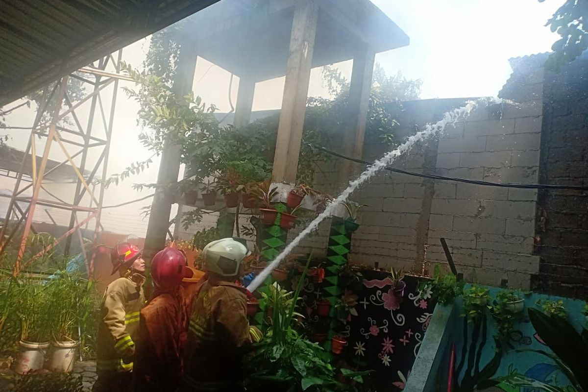 Kebakaran di kawasan Kamal, Cengkareng, Jakarta Barat terbakar Rabu (12/2/2020) siang