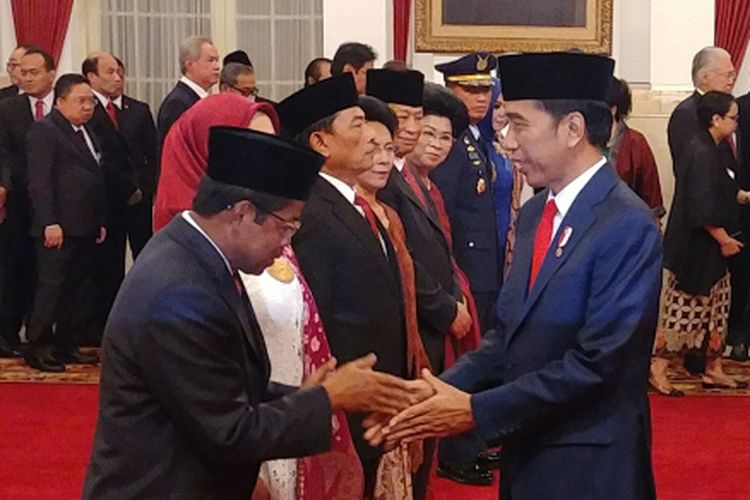 Presiden Joko Widodo dan Wapres Jusuf Kalla saat melantik menteri dan pejabat hasil reshuffle di Istana Negara, Jakarta, Rabu (17/1/2018)