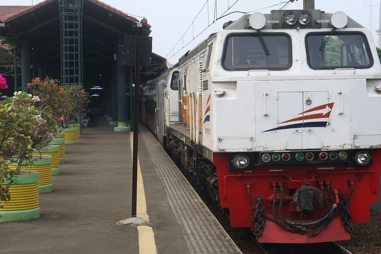 Kereta Api Argo Parahyangan relasi Gambir-Bandung (pp) siap diberangkatkan dari Jalur 1 Stasiun Gambir, Jumat (22/11/2019).