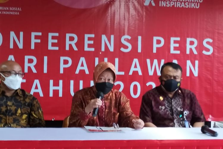 Menteri Sosial (Mensos) Tri Rismaharini dalam konferensi pers Menjelang Peringatan Hari Pahlawan Tahun 2021 di Kementerian Sosial, Jalan Salemba Raya, Jakarta, Jumat (5/11/2021).