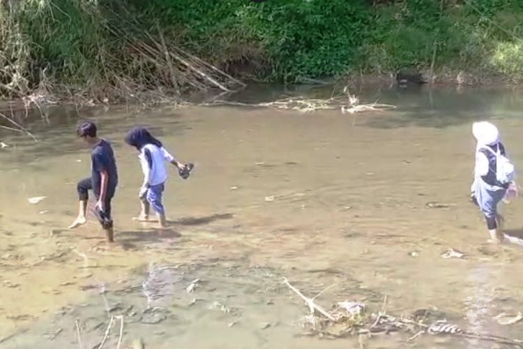 Sejumlah siswa di Cianjur, Jawa Barat, terpaksa menyusuri aliran sungai setelah akses jembatan ditutup karena rusak dan membahayakan.