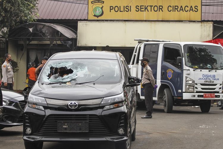 Suasana pasca penyerangan di Polsek Ciracas, Jakarta, Sabtu, (29/8/2020). Polsek Ciracas dikabarkan diserang oleh sejumlah orang tak dikenal pada Sabtu (29/8) dini hari. ANTARA FOTO/Asprilla Dwi Adha/hp.
